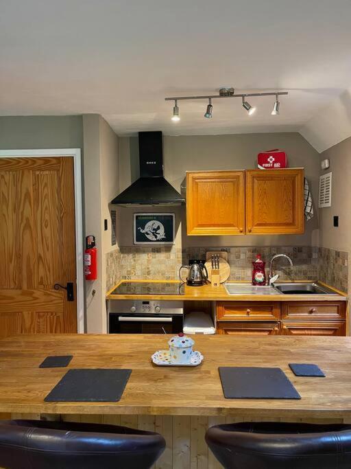 Bear Cottage, Tyn Y Cwm Eglwys-Fach Екстериор снимка